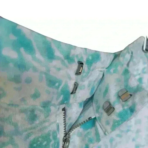 Valerie Bertinelli Turquoise and White Linen Shorts - Picture 3 of 7